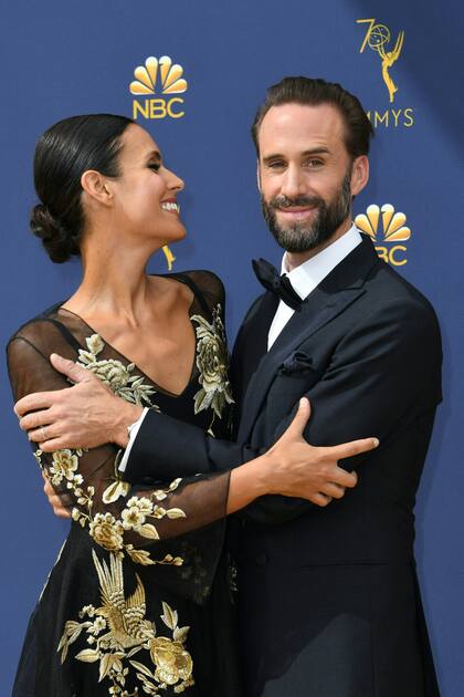 Joseph Fiennes y su esposa Maria Dolores Dieguez, en los Emmy de 2018