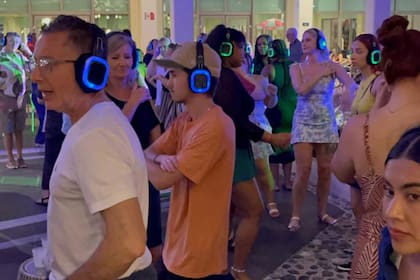 Fiesta con auriculares