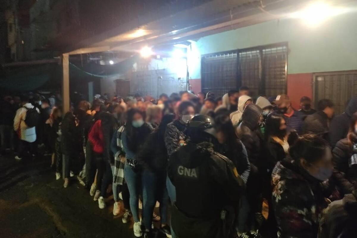 Fiesta de cumpleaños clandestina en el Barrio Padre Ricciardelli, en el Bajo Flores