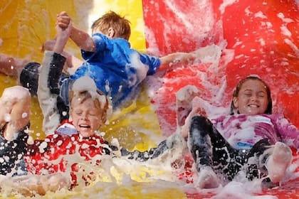 Fiesta de la espuma y Fiesta del agua en Imaginá Bocha