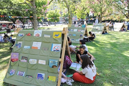 En esta edición del Reading Party, la plaza Perú, vecina del museo, es sede de un campamento literario infantil