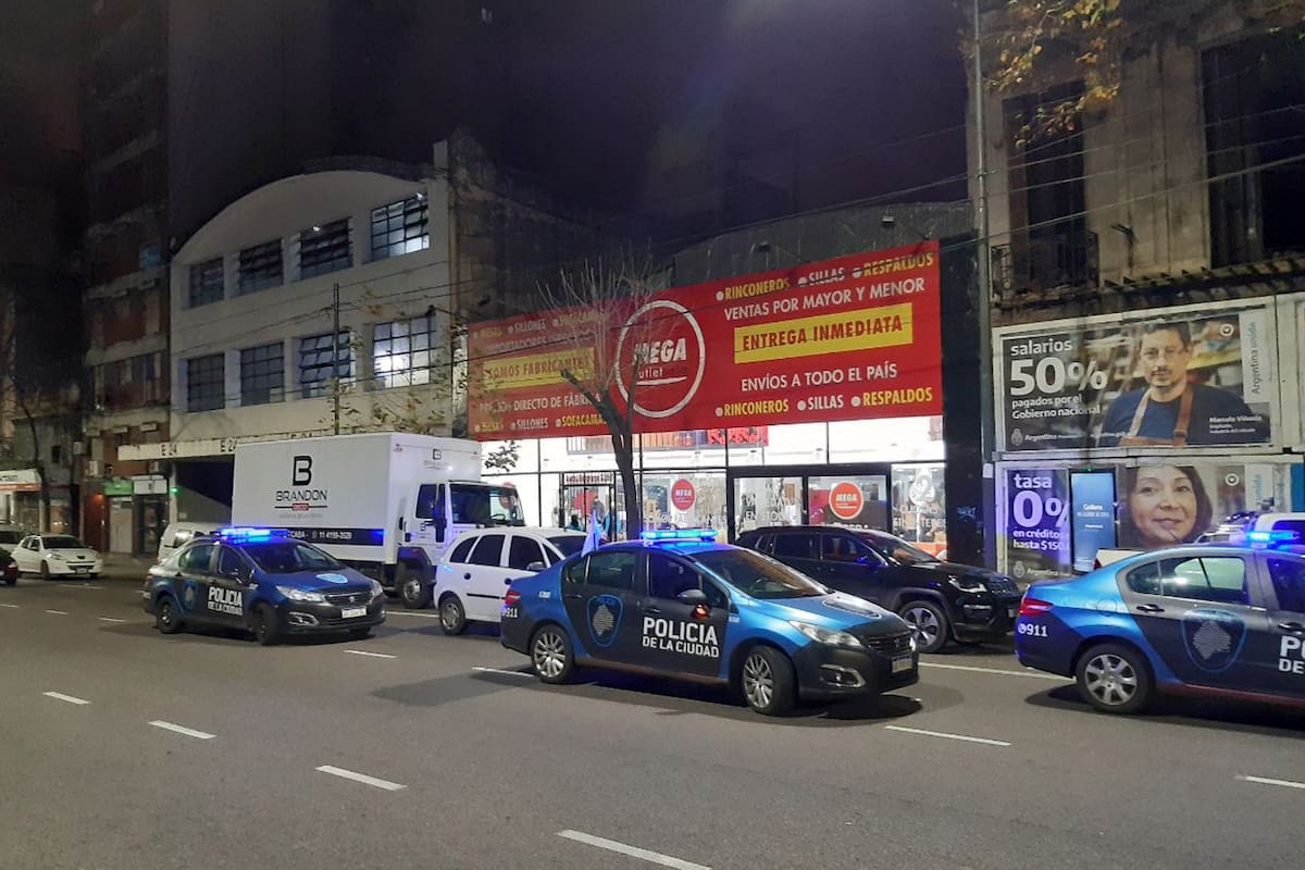 fiesta electronica en muebleria