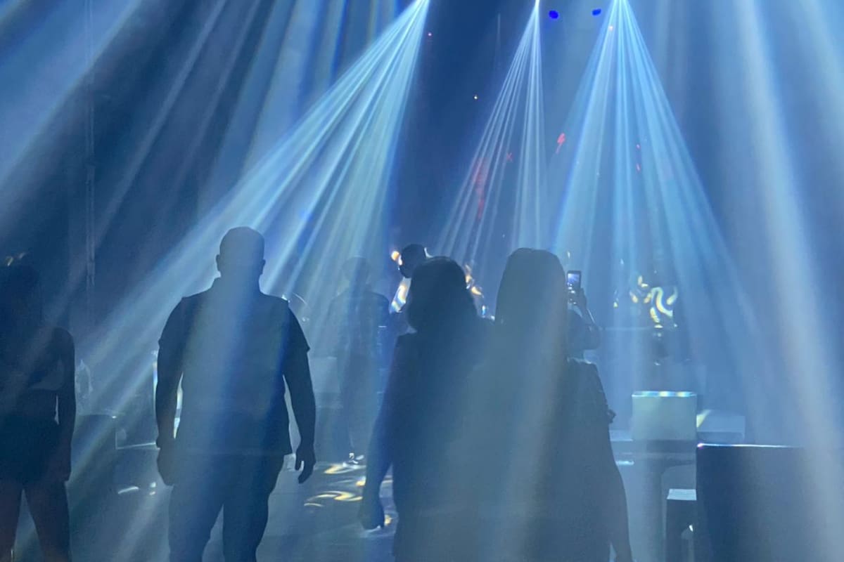 Fiesta electrónica ilegal en Avenida Rivadavia al 7400, Flores