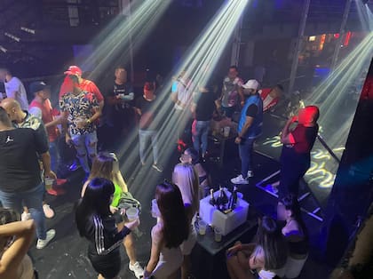 Fiesta electrónica ilegal en Avenida Rivadavia al 7400, Flores