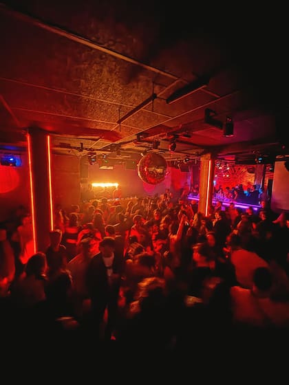 Fiesta Quitapenas es una de las fiestas del momento donde bailan jóvenes que descubren la música de los 90 y 2000 con personas de +40