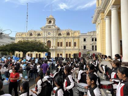 Fiesta religiosa frente a la Catedral y el Palacio Municipal.