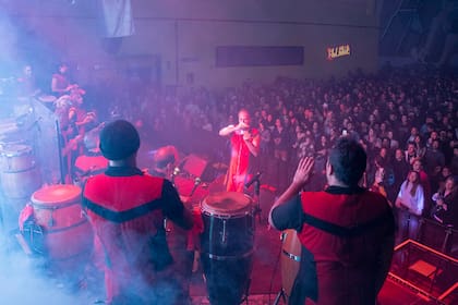 Fiesta y espectáculo de la banda de percusión, "La bomba de Tiempo" en el Centro Cultural Konex.