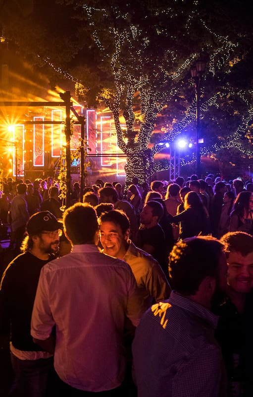 Fiestas nocturnas, foodtrucks, after y cientos de turistas comienzan a sumarle otro interés al “Wimbledon del polo”; un nuevo público se acerca a este deporte y a su alrededor los eventos trascienden lo que ocurre dentro de la cancha