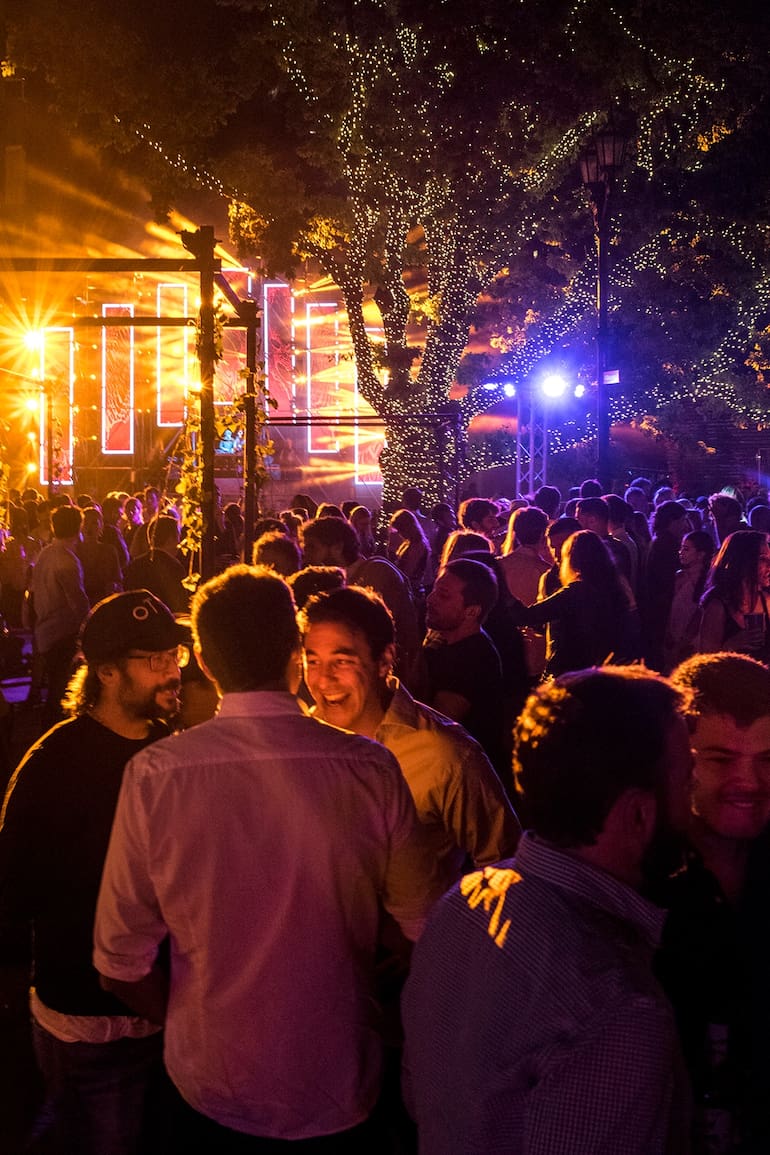 Fiestas nocturnas, foodtrucks, after y cientos de turistas comienzan a sumarle otro interés al “Wimbledon del polo”; un nuevo público se acerca a este deporte y a su alrededor los eventos trascienden lo que ocurre dentro de la cancha