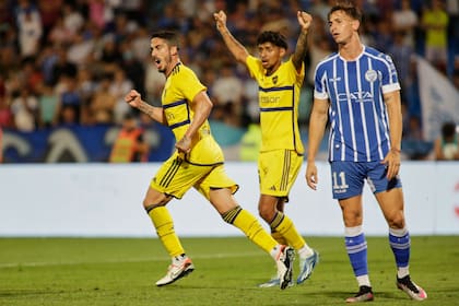 Figal y Medina festejan el gol del defensor, que anotó el 2-1 de Boca en Mendoza ante Godoy Cruz; sufre Tadeo Allende
