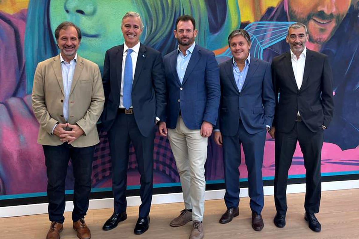 Figueiras, Urtubey y Serventich (medio) concretaron la compra de la división de seguros de caución de Sura