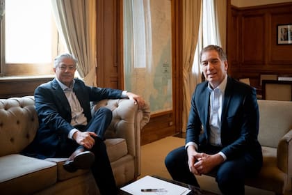 Figueroa junto a Santilli, el mes pasado; una diputada aliada al gobernador cuestionó al oficialismo el recorte en el nomenclador nacional
