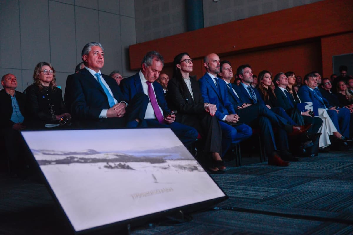 Figueroa junto a Scioli y otros dirigentes, en el centro de convenciones de Buenos Aires