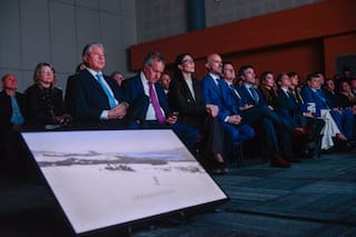 Un gobernador clave para Milei dijo que las PASO son “innecesarias” y se mostró con funcionarios nacionales
