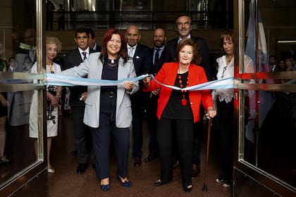Figueroa y la jueza de la Corte Elena Highton, en marzo de este año, cuando inauguraron una muestra fotográfica en Comodoro Py organizada por la Comisión Género y Justicia de la Casación