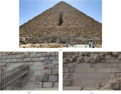 Figura 1. (a ) la cara norte de la Pirámide de Menkaure y (b) una vista de cerca de la entrada principal, y (c) la parte pulida de la cara este (tema de interés en este estudio)
