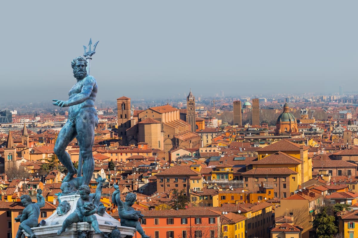 Figura de Neptuno, parte del perfil de la Ciudad de Bolonia, en Italia