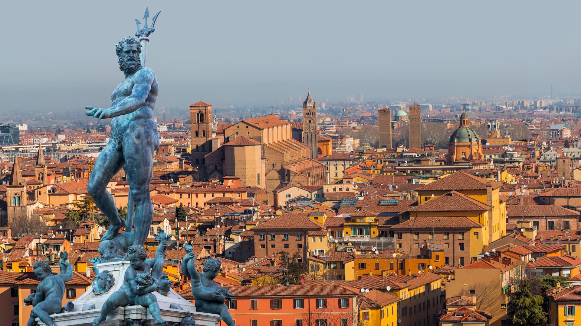 Figura de Neptuno, parte del perfil de la Ciudad de Bolonia, en Italia