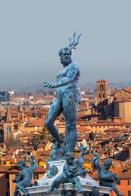 Figura de Neptuno, parte del perfil de la Ciudad de Bolonia, en Italia