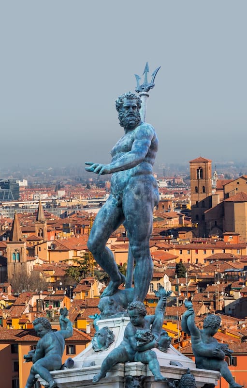 Figura de Neptuno, parte del perfil de la Ciudad de Bolonia, en Italia