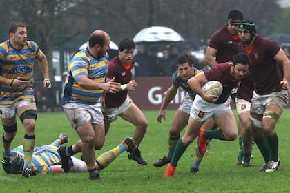 Figura, goleador, líder: Gonzalo Gutiérrez Taboada se abre paso en el 23-7 de Newman sobre Hindú en la lluviosa tarde de Benavídez.