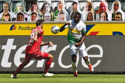 Figuras de cartón con las caras de los hinchas, una de las iniciativas que surgió en la Bundesliga, el torneo alemán de primera división