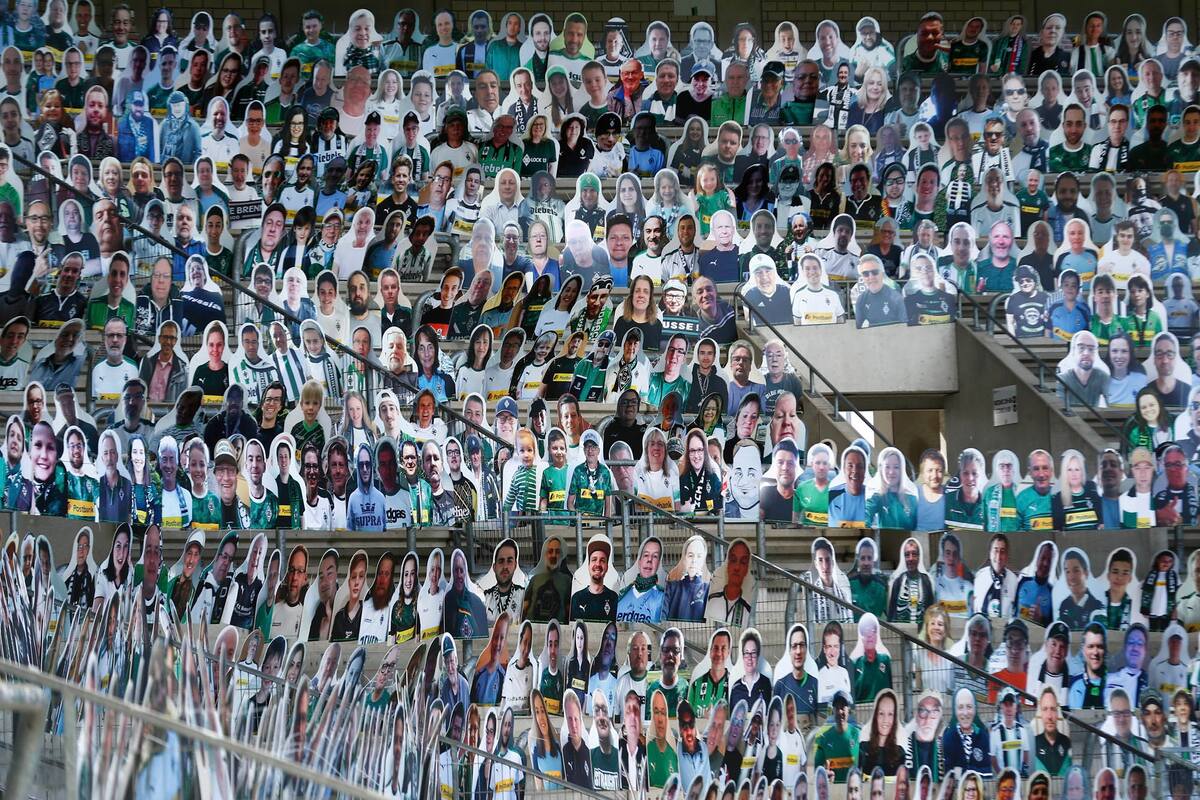 Figuras de cartón de tamaño natural con las fotos de los fanáticos del fútbol se colocan en las gradas del estadio de fútbol Borussia Moenchengladbach para el próximo partido, que se jugará sin espectadores, en medio del brote de la enfermedad del coronavirus (COVID-19) en Moenchengladbach, Alemania