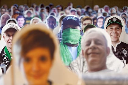 Figuras de cartón de tamaño natural con las fotos de los fanáticos del fútbol se colocan en las gradas del estadio de fútbol Borussia Moenchengladbach para el próximo partido, que se jugará sin espectadores, en medio del brote de la enfermedad del coronavirus (COVID-19) en Moenchengladbach, Alemania