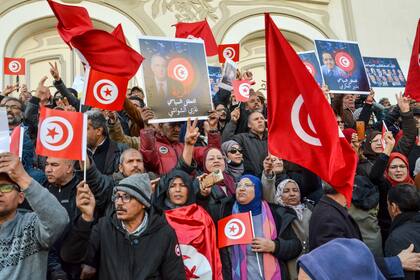 Figuras de la oposición tunecina son condenadas a hasta 66 años en prisión