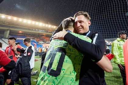 Figuras dentro y fuera del campo de juego: el arquero Altamirano, decisivo en los penales contra River y Boca, y el abrazo con el DT Facundo Sava