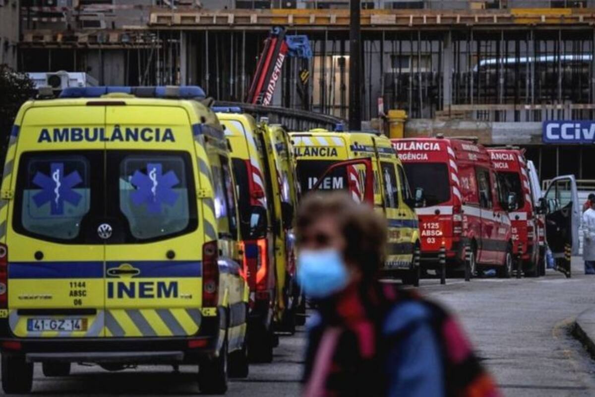 Fila de ambulancias en el hospital Santa María de Lisboa.