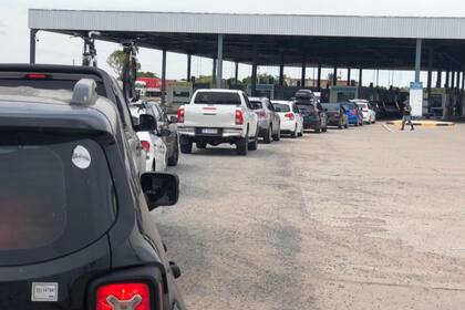 Fila de autos esperando para cruzar el puente General San Martín