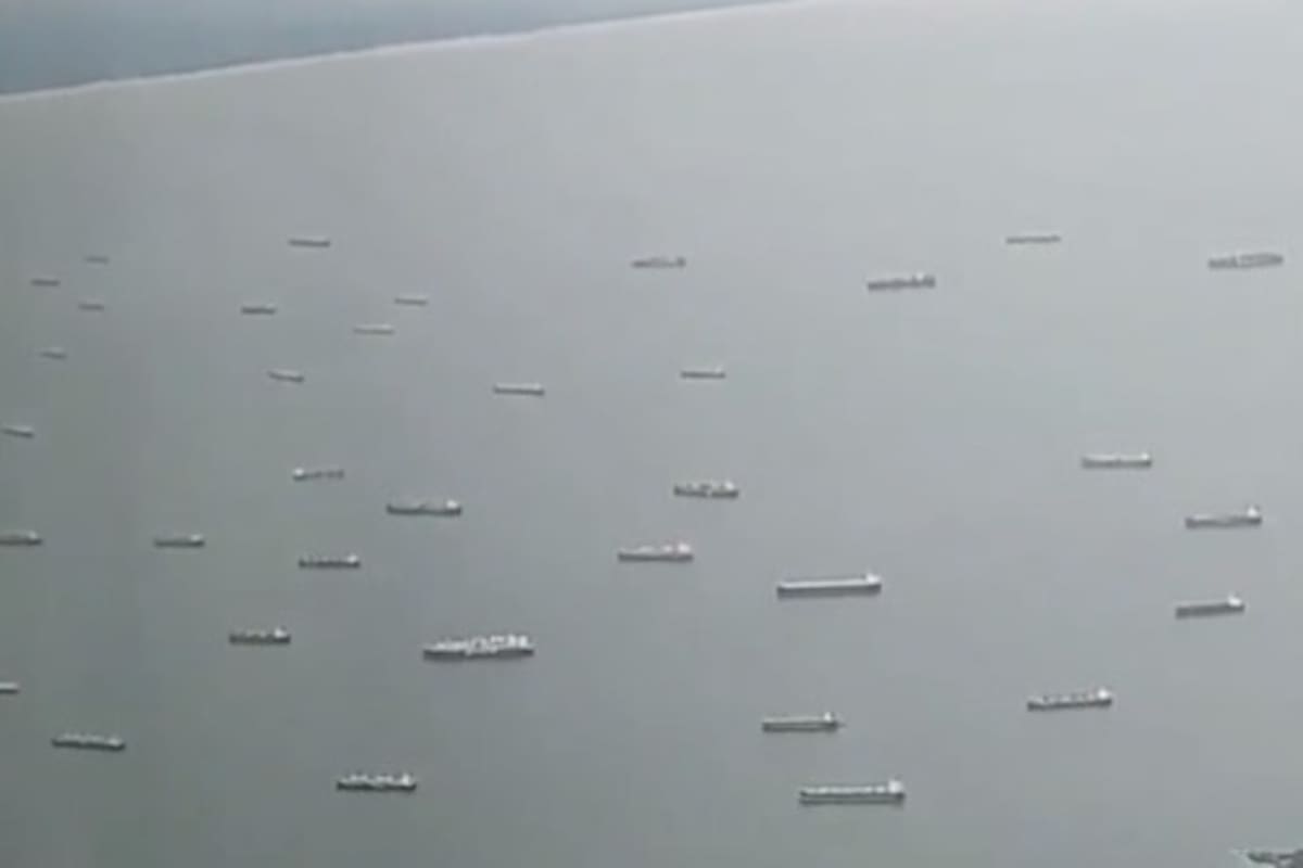 Fila de barcos en el canal de Panamá