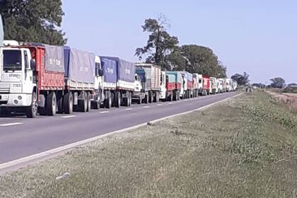 Fila de camiones en la ruta 91 rumbo al puerto