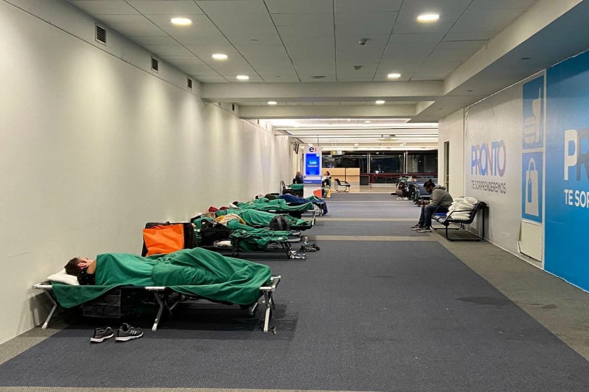 Fila de catres en la noche del miércoles en el aeropuerto de Santiago de Chile