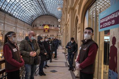 Fila de espera para recibir la vacuna Sputnik V contra la Covid en los grandes almacenes GUM de Moscú, el mes pasado