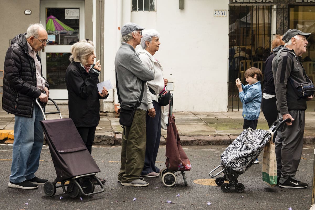 Fila de jubilados en la Ciudad de Buenos Aires