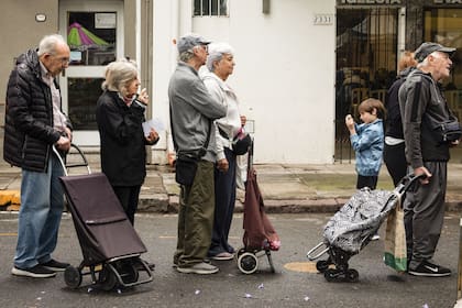 Fila de jubilados en la Ciudad de Buenos Aires