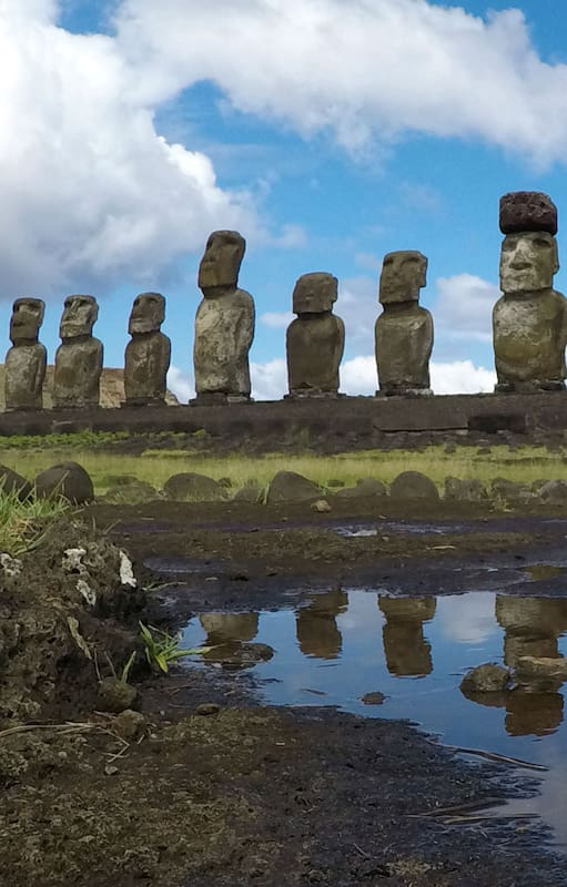 Fila de moáis en la Isla de Pascua