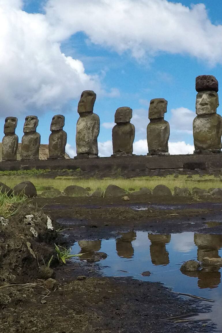 Fila de moáis en la Isla de Pascua