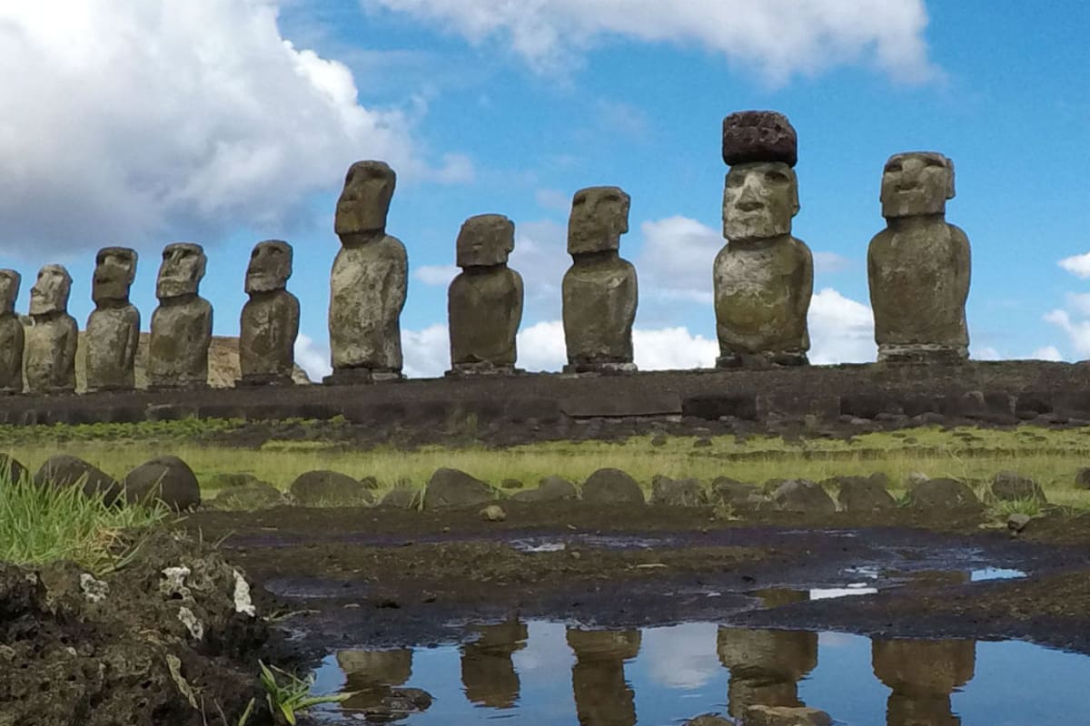 Fila de moáis en la Isla de Pascua