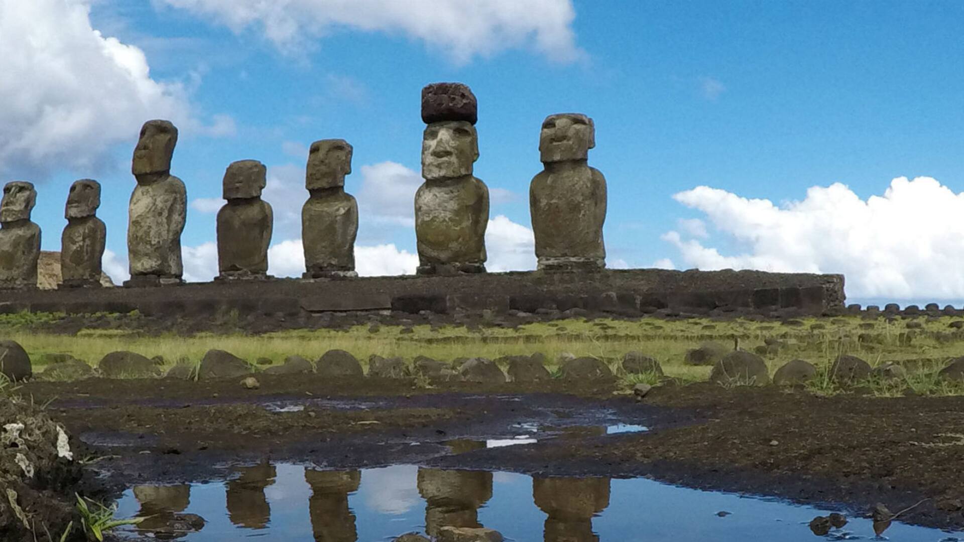 Fila de moáis en la Isla de Pascua