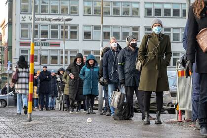 Fila de personas que se vacunarán contra el COVID-19 en la Terminal Central, de Estocolmo, Suecia, el 13 de enero de 2022. (Anders Wiklund/TT vía AP)