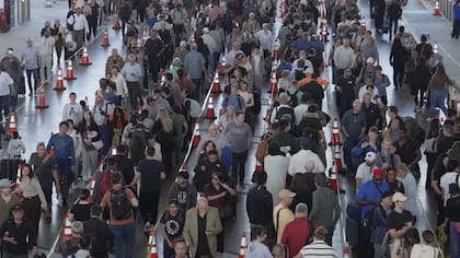 Fila de viajeros en un control de seguridad en el Aeropuerto Intercontinental George Bush de Houston, el jueves 26 de marzo de 2026. (Foto AP/Lekan Oyekanmi)