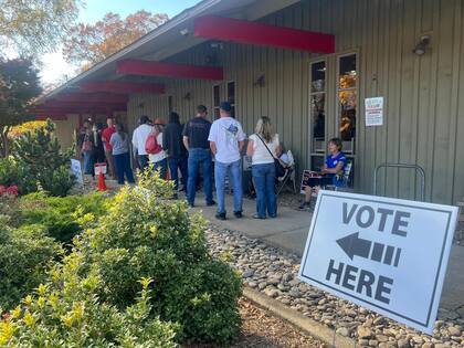 Fila de votantes en la biblioteca de Black Mountain, Carolina del Norte