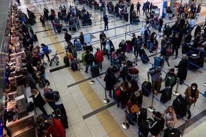 Fila en el aeropuerto de Ezeiza en American Airlines. Foto de archivo.