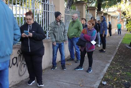Fila para votar en la escuela técnica 34 Ingeniero Hermitte