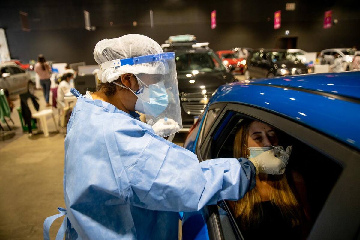 Filas de automóviles para realizar el testeo en la Rural de Palermo