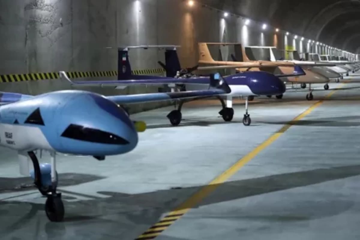 Filas de drones militares en una instalación subterránea, reflejo del auge de sistemas no tripulados de bajo costo que están redefiniendo la guerra contemporánea