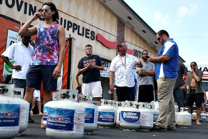 Filas de gente en la tienda de U-Haul para llenar garrafas de propano antes de la posible llegada del huracán Dorian, en Boynton Beach, Florida
